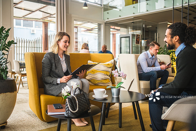 使用笔记本电脑的白人女房产经纪人图片素材