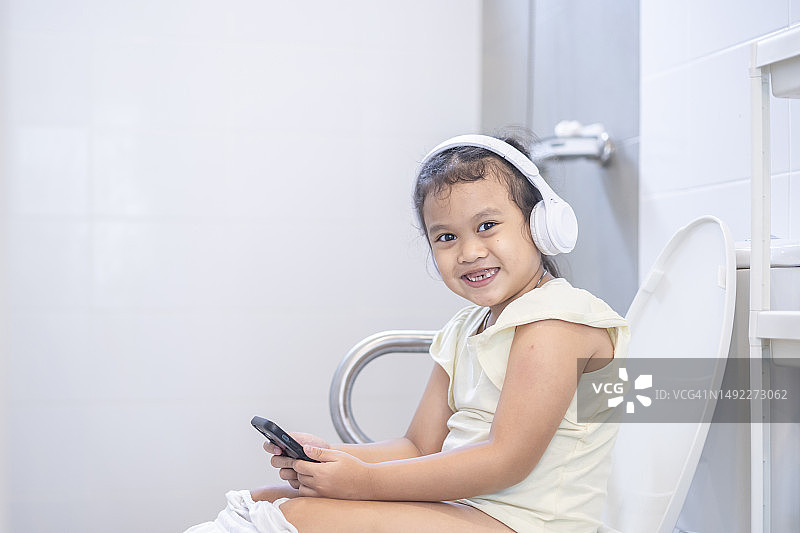 小女孩在家使用卫生间图片素材