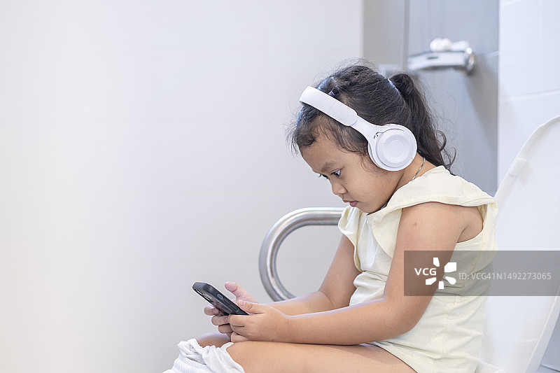 小女孩在家使用卫生间图片素材