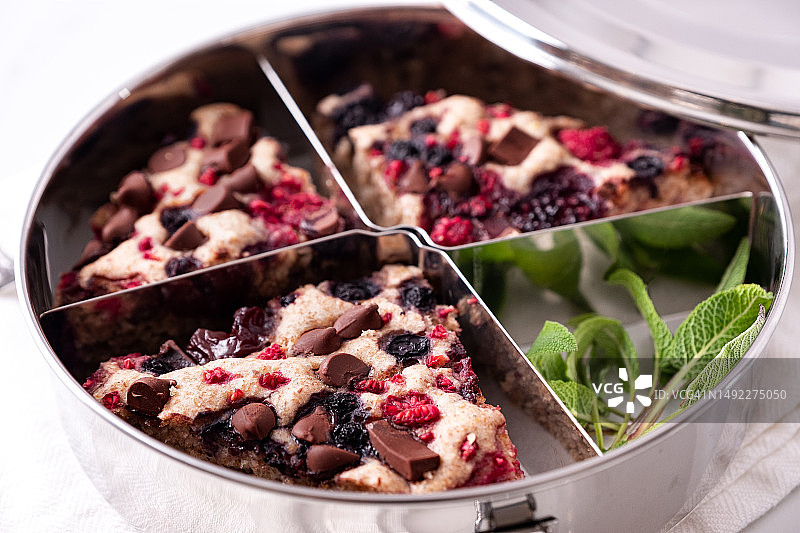 纯素蓝莓树莓巧克力薄烤饼，可重复使用容器包装图片素材
