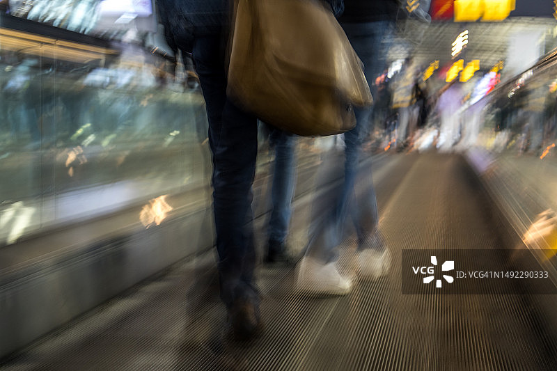 扎芬特姆机场的机场走道上行走的乘客长曝光图片素材