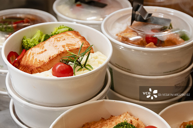 堆叠在冰箱中的可降解外卖食品容器图片素材