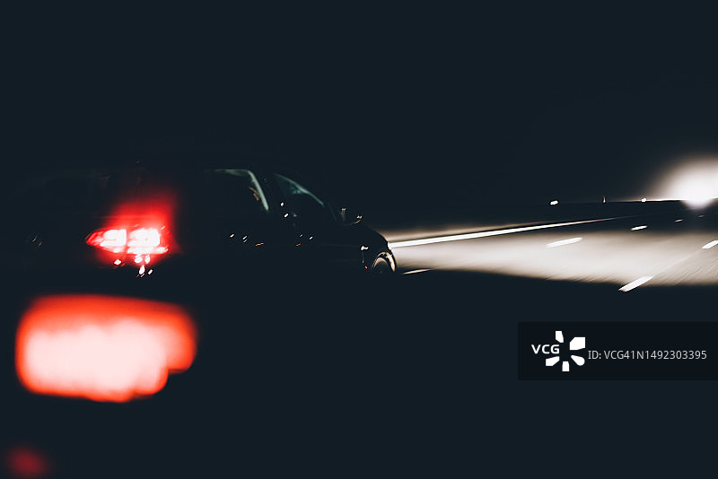 黑夜：高速公路上的汽车行驶 - 道路安全插画图片素材