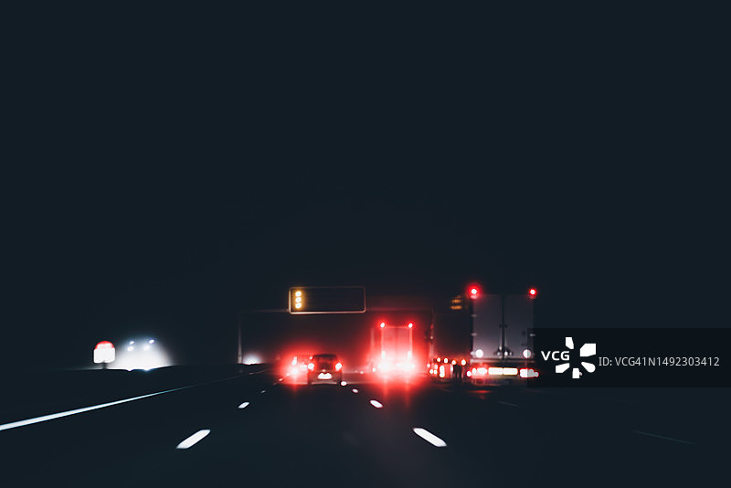 夜幕下的驾驶：高速公路上的动态汽车轨迹——强调道路安全图片素材