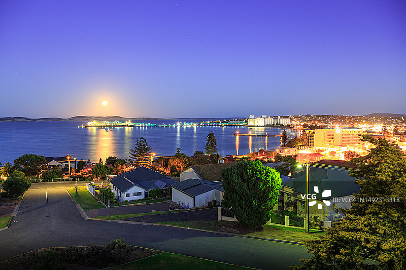 林肯港黄昏景色：米尔希尔视角，包括波士顿岛和波士顿湾，艾尔半岛，南澳大利亚图片素材