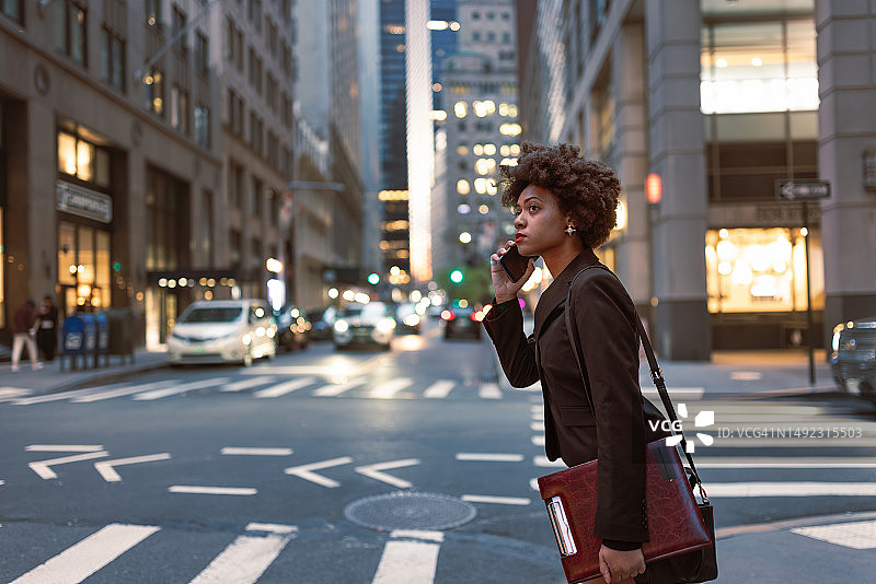 华尔街上忙碌专注的年轻黑人专业人士图片素材