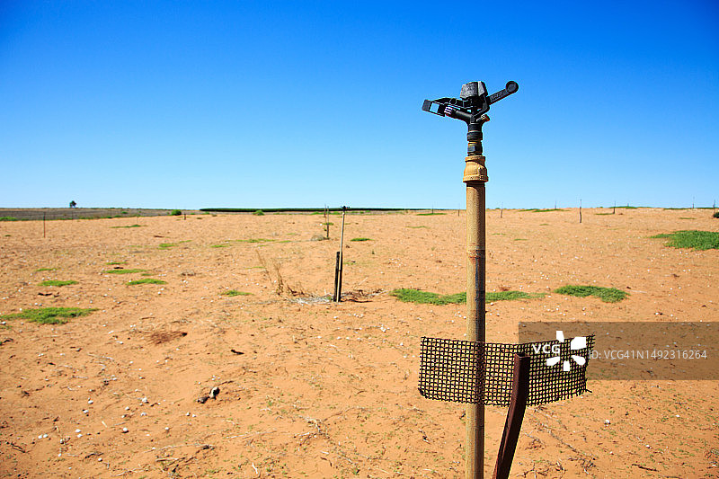 干旱时期干燥围场中的灌溉系统，位于南澳大利亚图片素材
