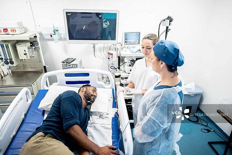护士和医生在病房与病人交谈图片素材