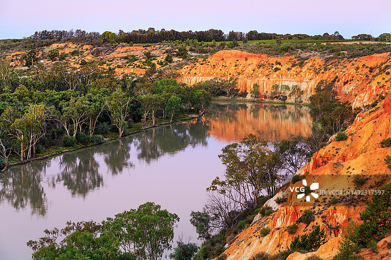 默里河畔的桉树和砂岩悬崖，南澳大利亚伦马克图片素材