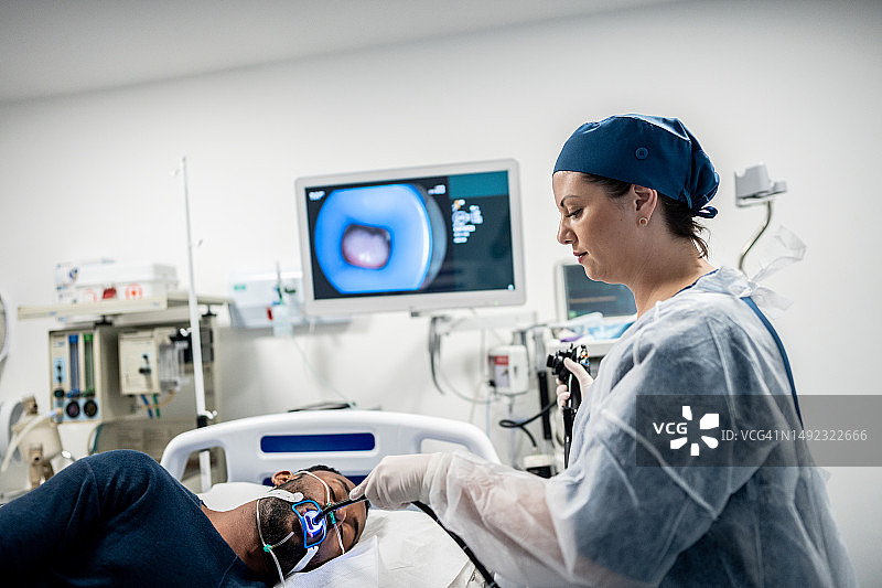 医生在医院病房为病人做内窥镜检查图片素材