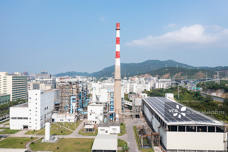 蓝天下带有太阳能电池板的火力发电厂图片素材