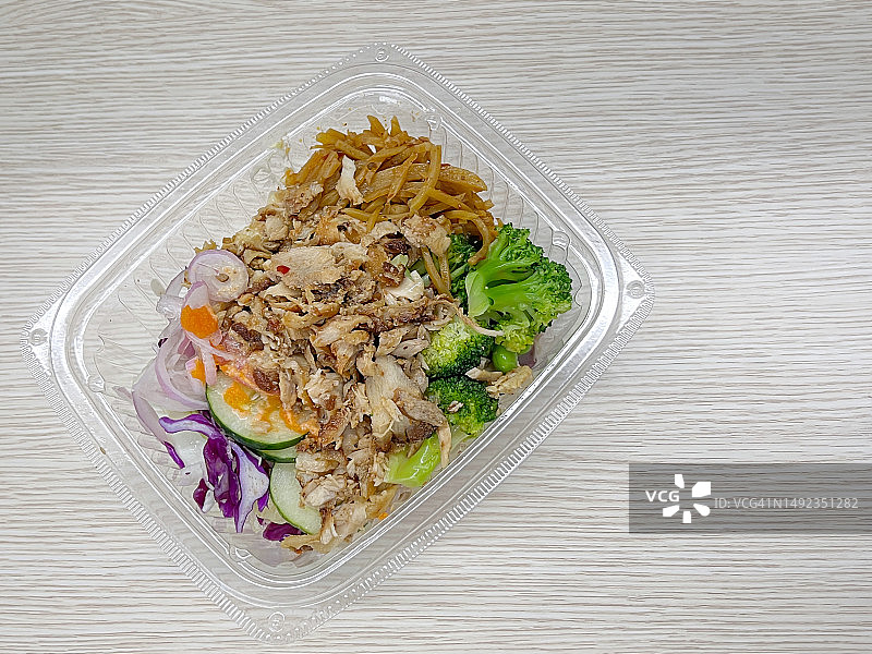鸡肉蔬菜混合沙拉碗图片素材