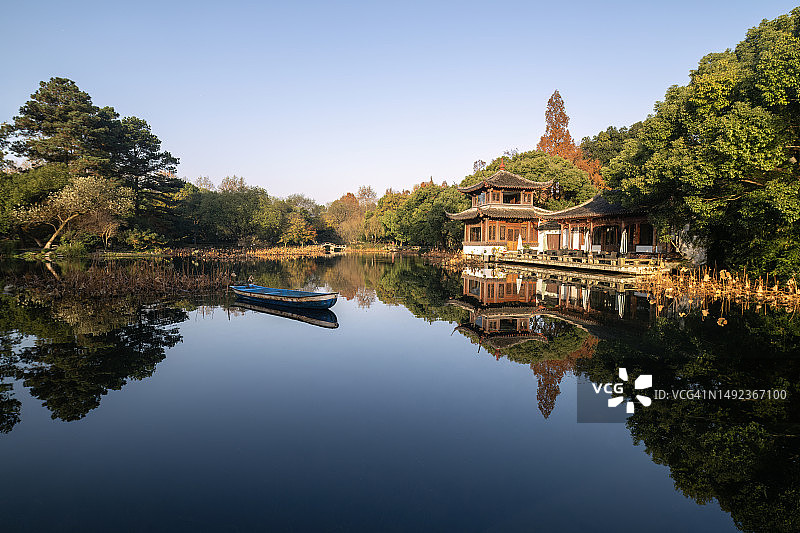 中国杭州西湖：晨曦照耀下的湖畔亭台图片素材