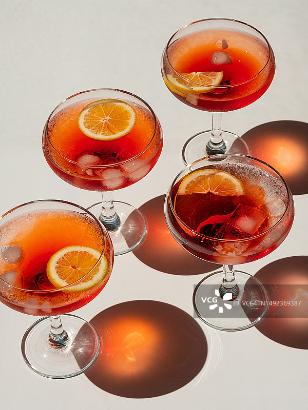 白色背景下阳光照射的清爽鸡尾酒图片素材