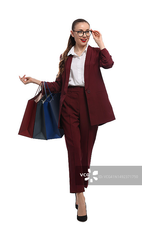 时尚年轻女商人携带购物袋，白色背景图片素材