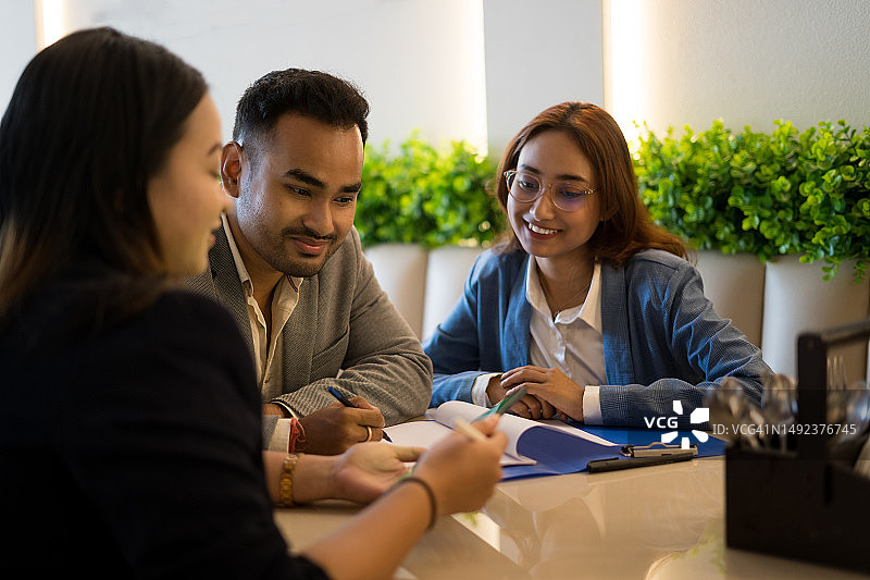 一群年轻商务人士在餐厅用餐图片素材