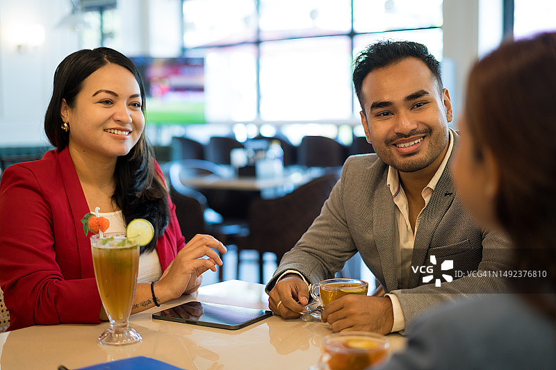 一群年轻商务人士在餐厅用餐图片素材