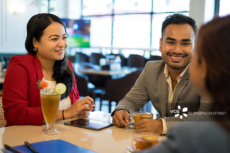 一群年轻商务人士在餐厅用餐图片素材