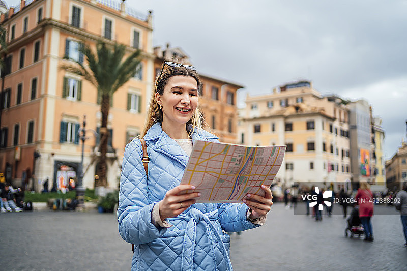 在罗马西班牙广场使用地图的女游客图片素材