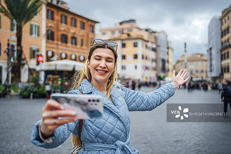 女人在罗马西班牙广场上进行视频通话图片素材