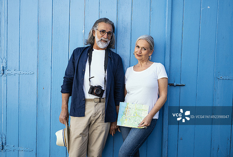 中年夫妇参观塞浦路斯莱夫卡拉古村图片素材