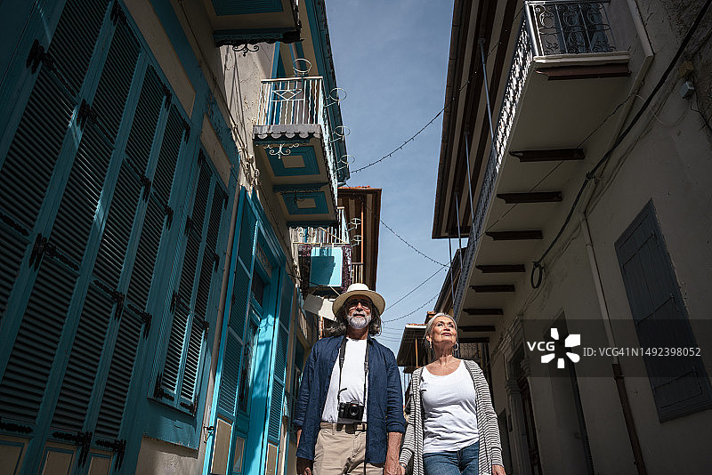 中年夫妇参观塞浦路斯莱夫卡拉古村图片素材
