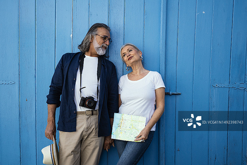 中年夫妇参观塞浦路斯莱夫卡拉古村图片素材