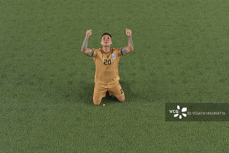 足球运动员举起拳头庆祝成功图片素材