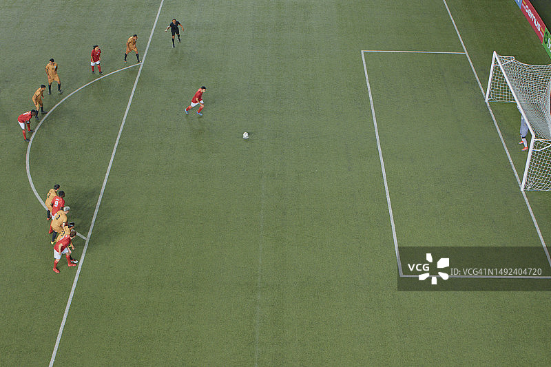 足球运动员准备罚点球图片素材