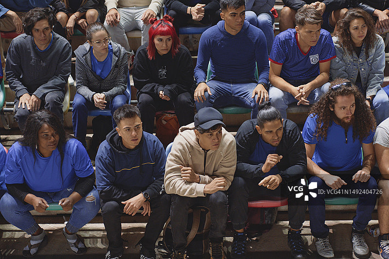 体育场内观看比赛的体育迷图片素材