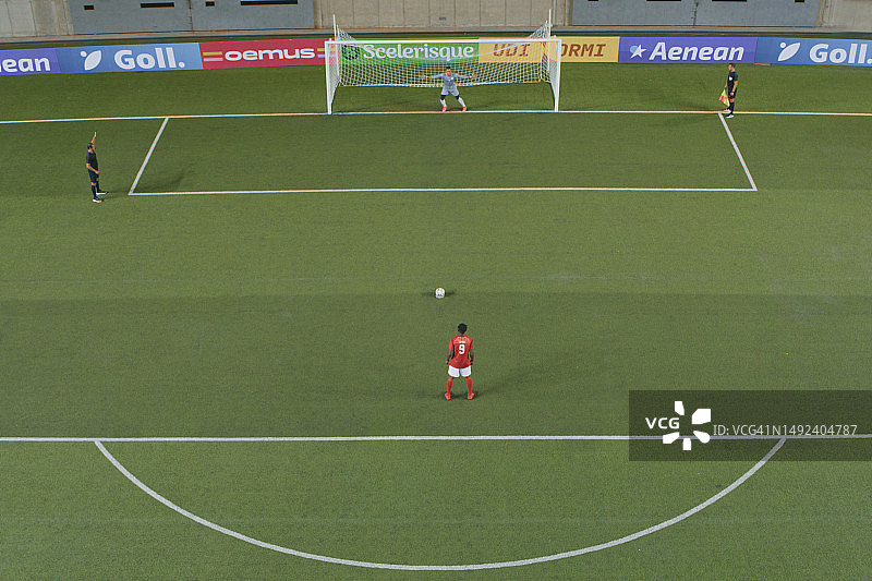 无人机视角下足球运动员主罚点球图片素材