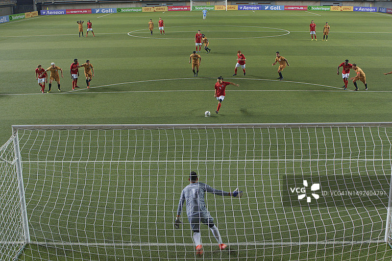 足球运动员踢点球射门瞬间图片素材