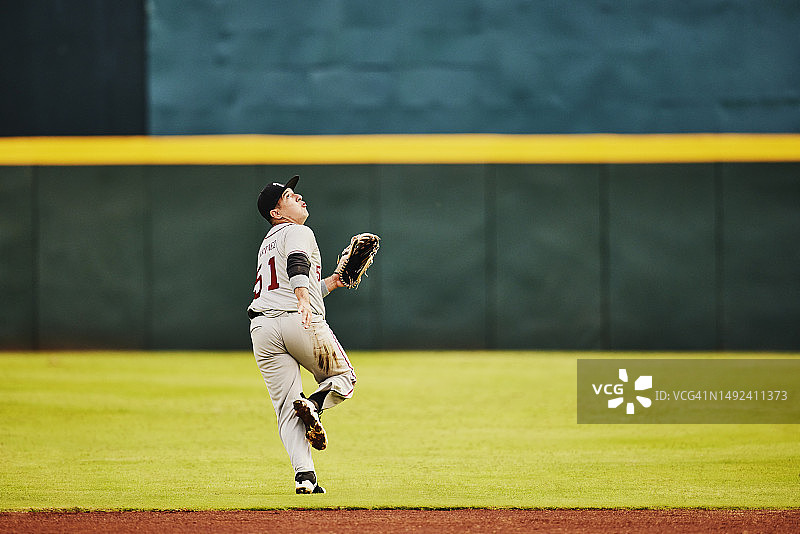 棒球比赛中内场队员跑去接高飞球图片素材