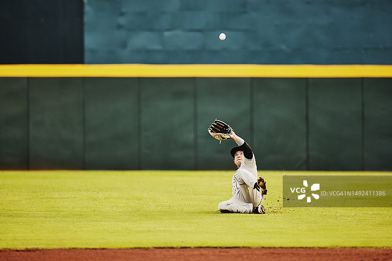 棒球比赛中外场队员滑垒接球图片素材