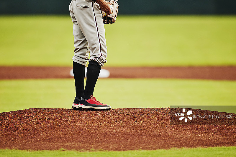 比赛期间，职业棒球投手在投手丘上的中景镜头图片素材