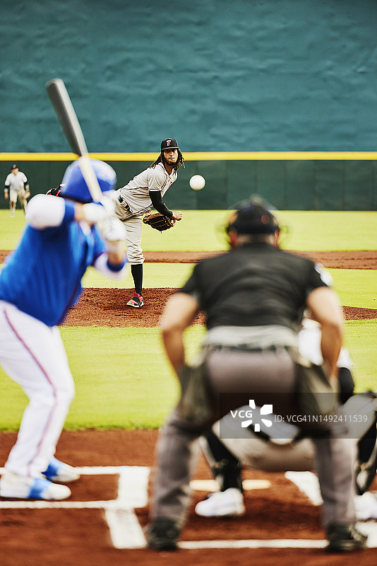 职业棒球比赛中，投手向击球手投球图片素材