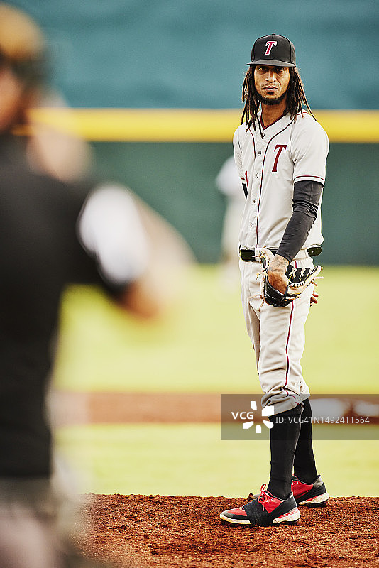 棒球比赛中，投手准备向击球手投球图片素材