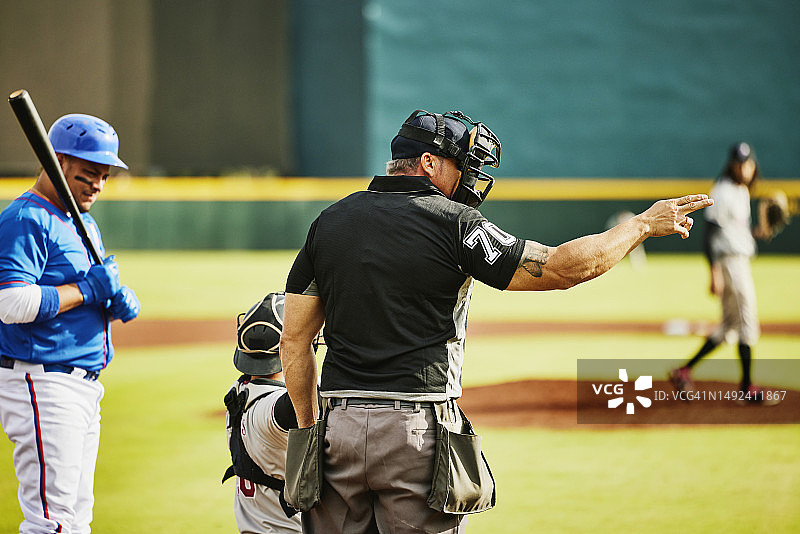 棒球比赛中，本垒裁判判好球图片素材