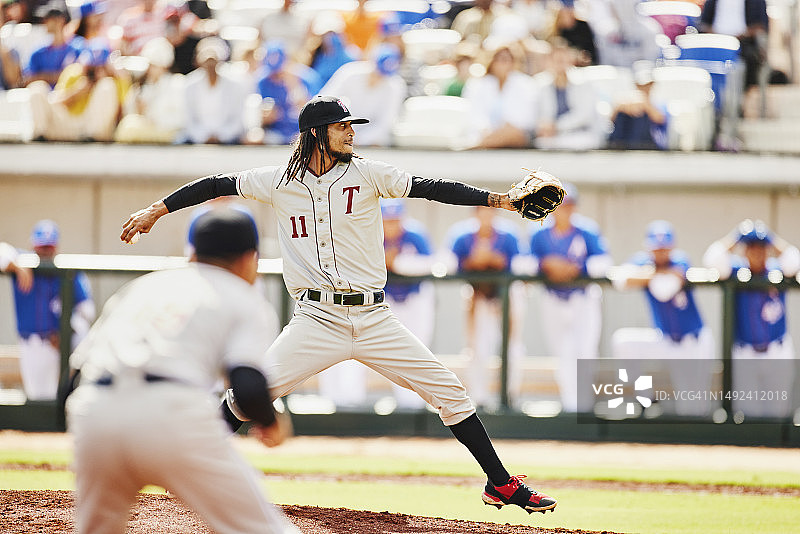 职业棒球比赛中，投手投球图片素材