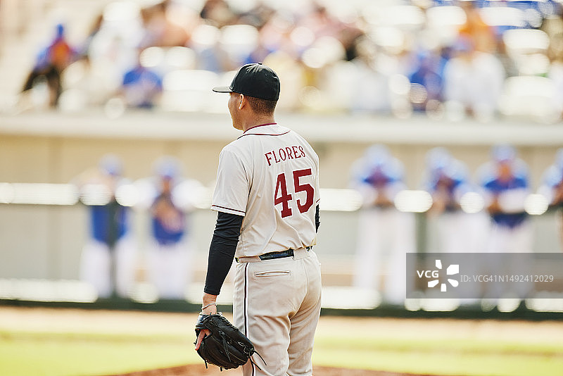 职业棒球比赛中内场手的后视图图片素材