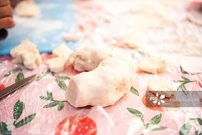 制作中国饺子皮的新鲜面团图片素材