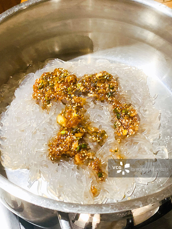 向粉丝中加入杂烩酱汁图片素材