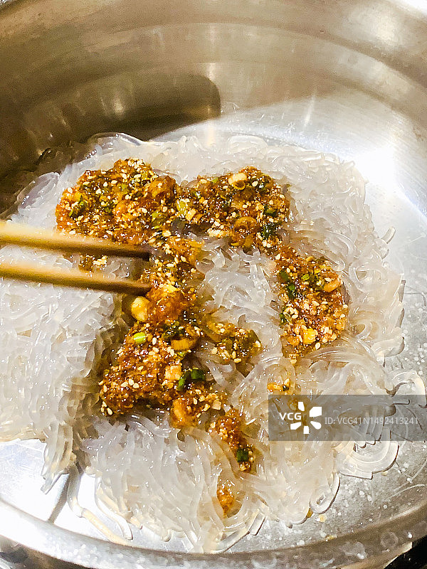 向粉丝中加入杂烩酱汁图片素材