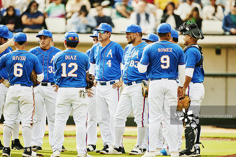 棒球比赛前，球场上的职业棒球队远景图片素材