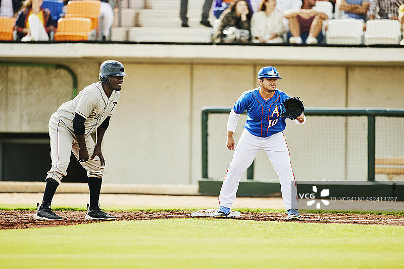 棒球比赛中一垒手和跑垒员的广角镜头图片素材