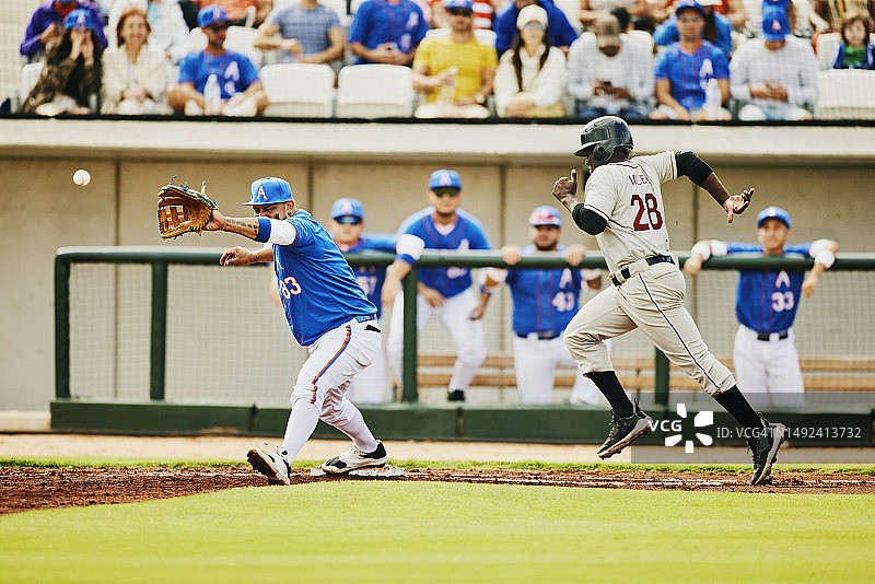 棒球比赛中一垒手伸展接球的广角镜头图片素材