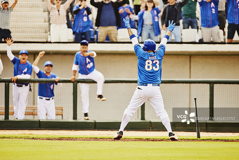 棒球运动员本垒打庆祝图片素材