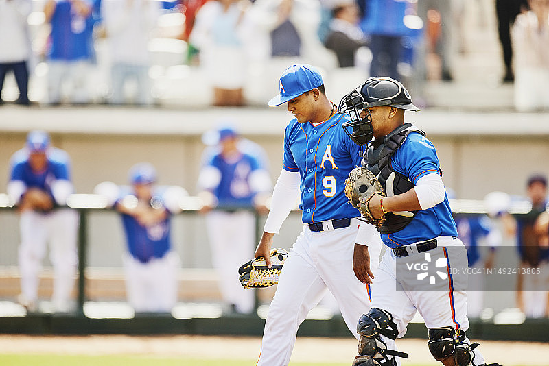 棒球比赛中投手和捕手讨论广角镜头图片素材