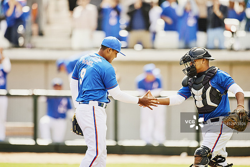 接球手在赢得棒球比赛后祝贺投手图片素材