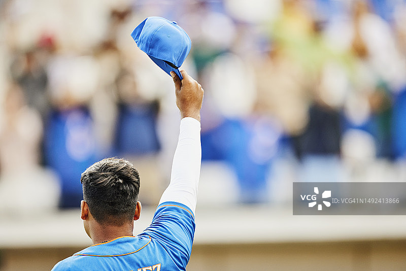 棒球比赛获胜后，投手向球迷致意图片素材